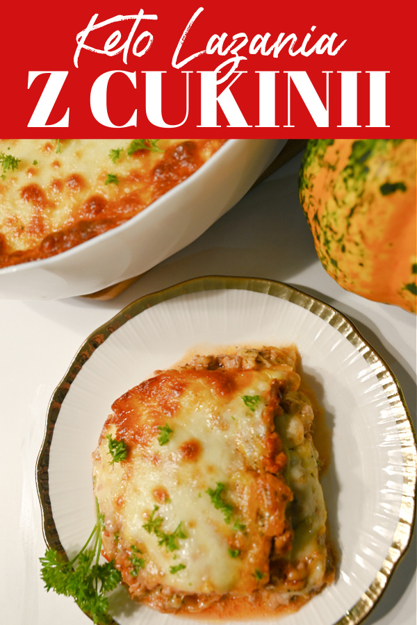Kolaż z czerwonym tłem i białym napisem „Keto lasagne z cukinii”. Poniżej zdjęcie dania – porcja złocistej keto lasagne z cukinii na biało-złotym talerzyku, posypana świeżą natką pietruszki. Obok widać białe naczynie żaroodporne z resztą lazanii oraz małą dynię.