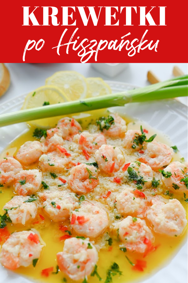 Kolaż z czerwonym tłem i białym napisem „Krewetki po hiszpańsku”. Poniżej zdjęcie eleganckiego podania krewetek w maśle i czosnku na białym talerzu, posypanych pietruszką i papryką, z trzema plasterkami cytryny i cebulką dymką na białym tle.