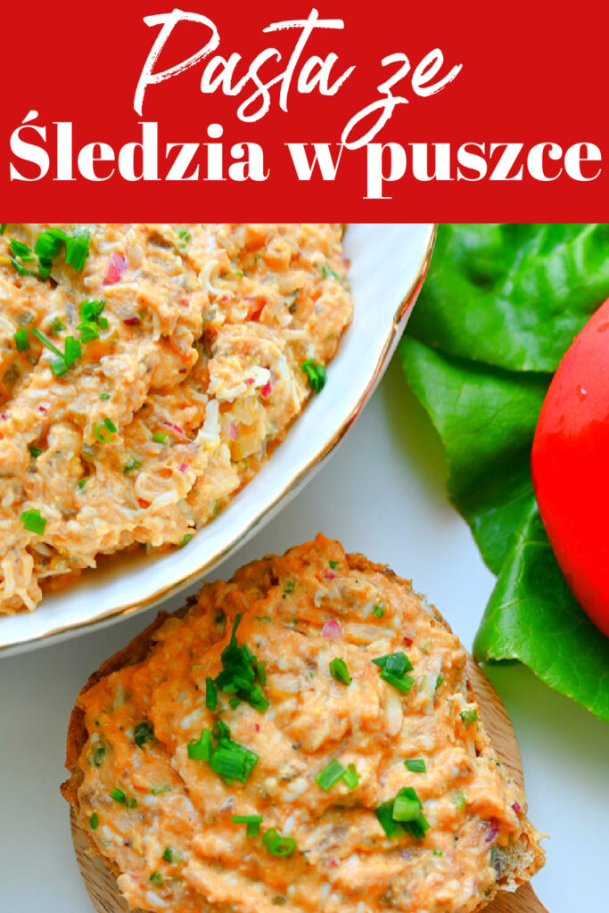 Kolaż z czerwonym tłem i białym napisem „Pasta ze śledzia w puszce”. Poniżej zdjęcie z góry: biała miska ze złotą obwódką z pastą posypaną szczypiorkiem, obok deseczka z kromką chleba posmarowaną pastą, sałata i pomidor.