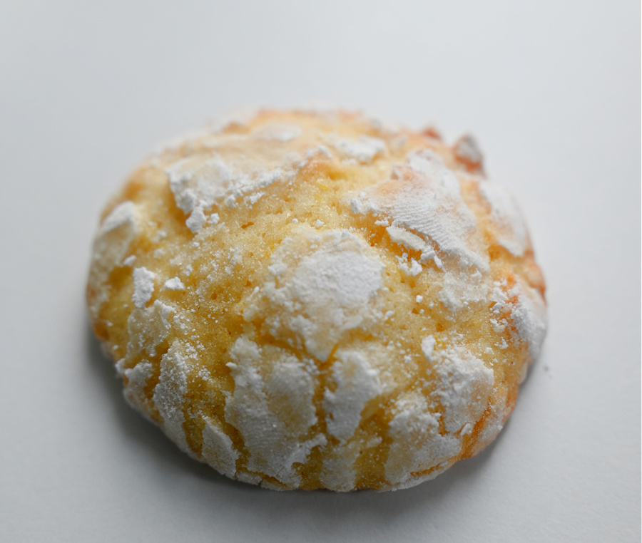 Jedno ciasteczko cytrynowe popękane na jasnym blacie