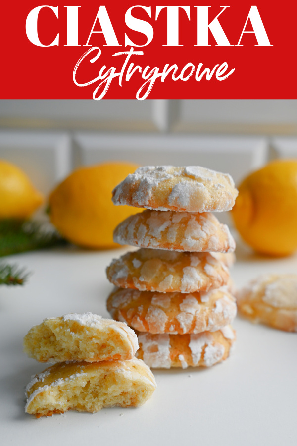 Kolaż ciasteczek cytrynowych popękanych z napisem ciastka cytrynowe na czerwonym tle.