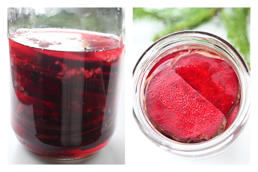Kolaż dwóch zdjęć pokazujących słoik wypełniany cienkimi plastrami buraka – najpierw do połowy, a następnie do pełna – i zalewany klarowną solanką.