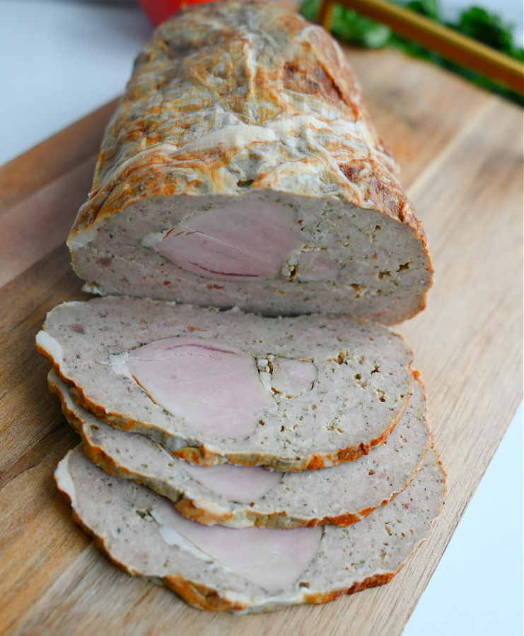 Necówka pokrojona w plastry na drewnianej desce, widoczny przekrój z polędwicą