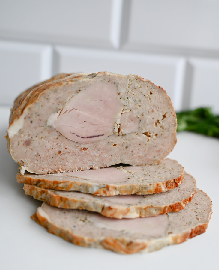 Jasne zdjęcie plastrów necówki z wyraźnie widoczną polędwicą wieprzową w środku