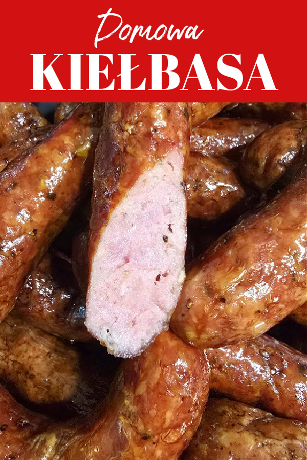 Kolaż przedstawiający domową kiełbasę czosnkowo-majerankową, napis Domowa kiełbasa na czerwonym tle oraz zbliżenie na przekrój kiełbasy