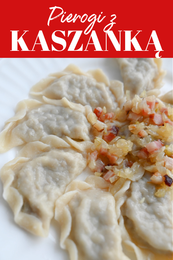 Kolaż z pierogami z białą kaszanką – u góry czerwone tło z białym napisem „Pierogi z kaszanką”, poniżej zbliżenie na pierogi z okrasą z boczku i cebuli