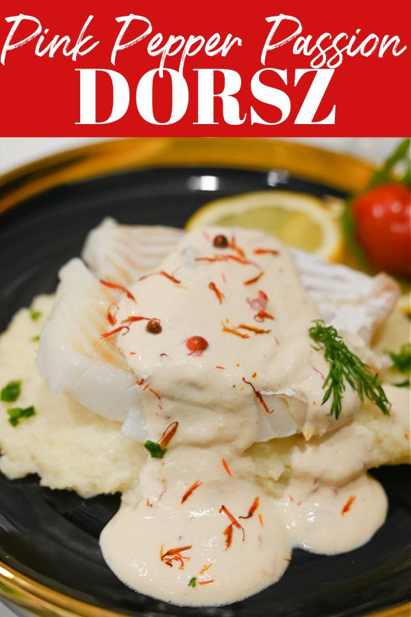 Kolaż Pink Pepper Passion dorsz – u góry czerwone tło z białym napisem, poniżej dorsz w sosie z różowego pieprzu na puree z kalafiora na czarnym talerzu