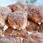 Zdrowe keto pączki z cynamonem z airfryera. Szybki przepis na deser low carb.