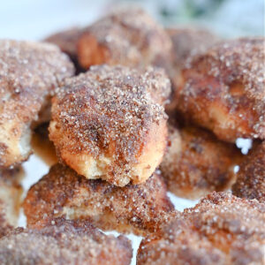 Zdrowe keto pączki z cynamonem z airfryera. Szybki przepis na deser low carb.