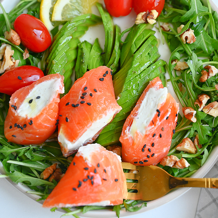 Cygaro z wędzonego łososia z musem z niebieskiego sera