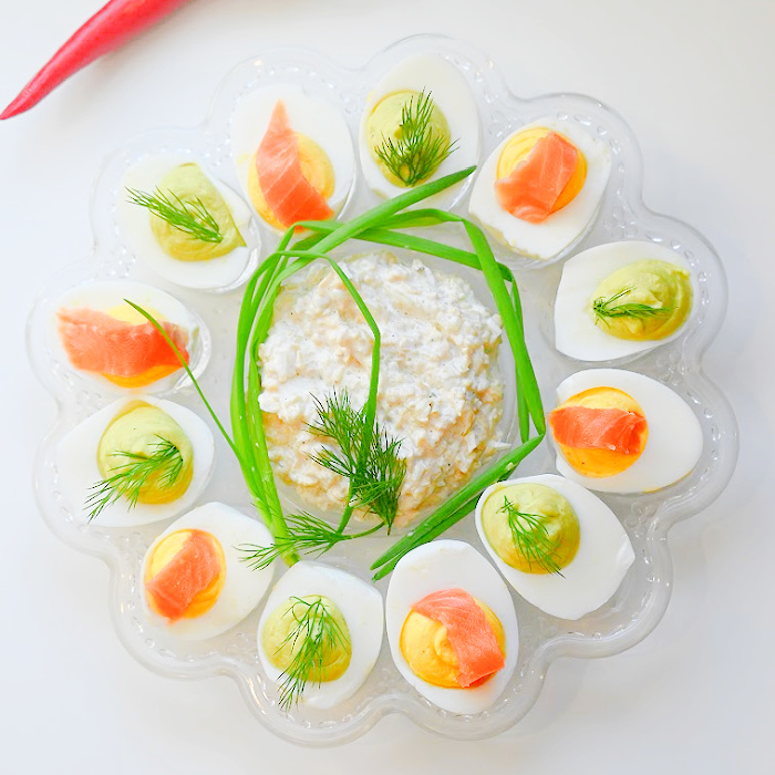 Aksamitne jajka faszerowane z awokado i mascarpone