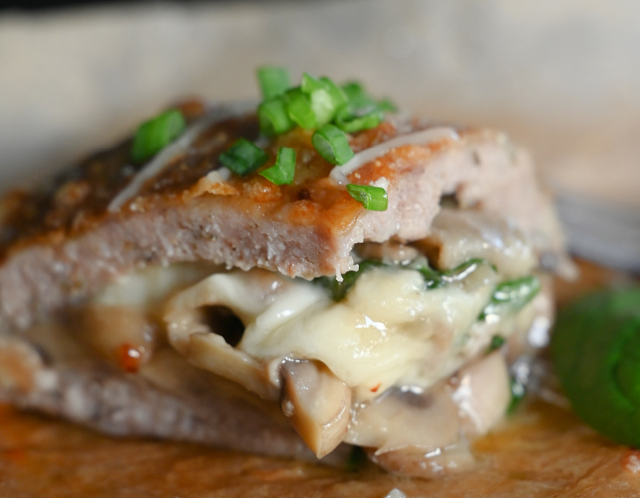 Przekrojona kieszonka z mięsa mielonego pokazująca soczyste wnętrze i farsz.