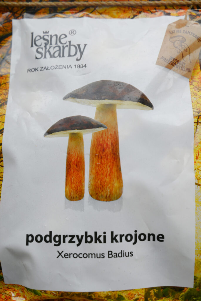 Zbliżenie na białe opakowanie mrożonych grzybów marki "Leśne Skarby" o nazwie "podgrzybki krojone".