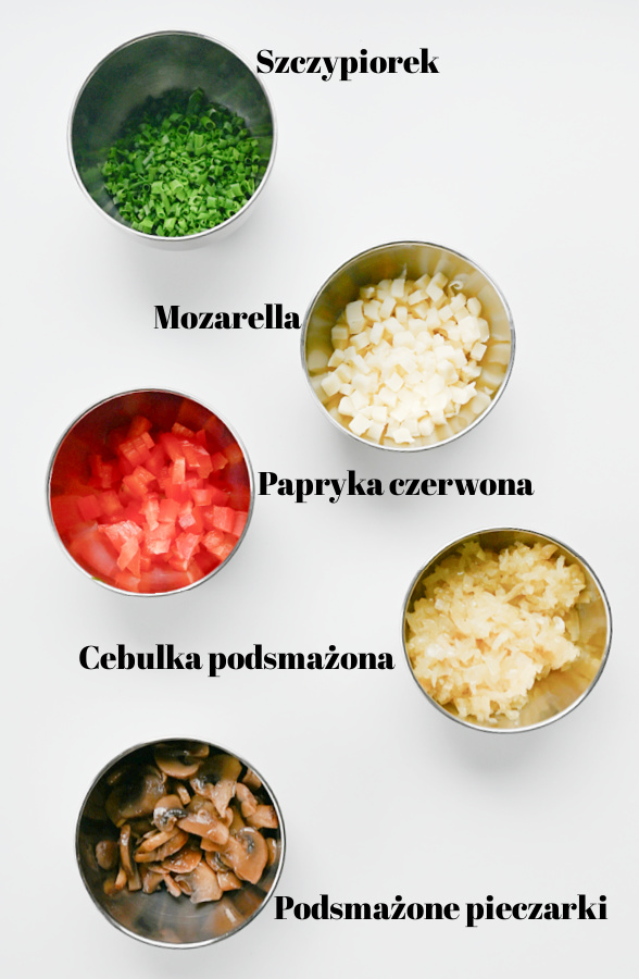 Miseczki z dodatkami do kotletów: szczypiorek, mozzarella, czerwona papryka, cebula i pieczarki.
