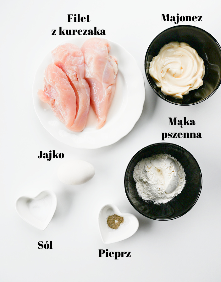 Składniki na bazę kotletów siekanych z kurczaka: filet, majonez, mąka, jajko, sól i pieprz.