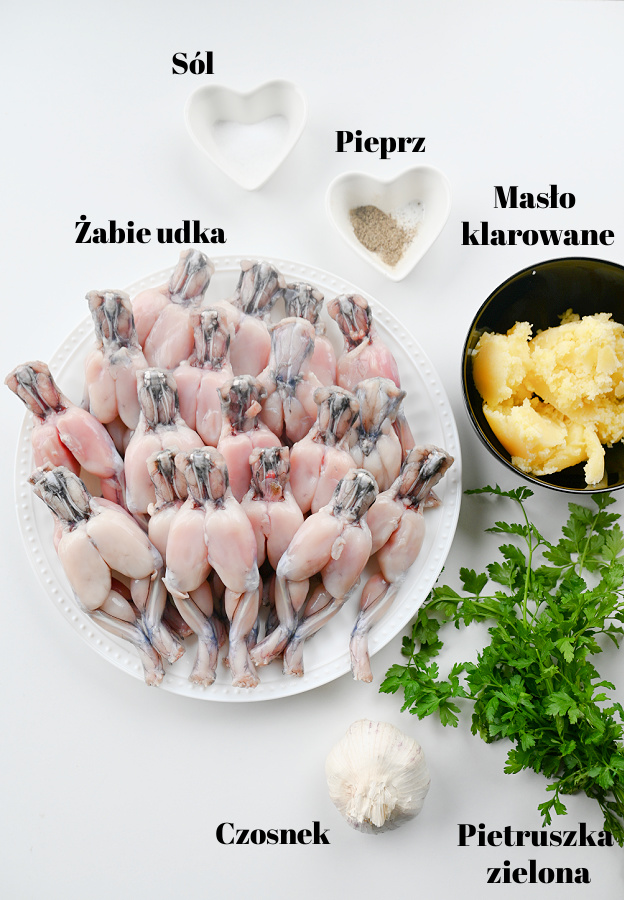 Składniki na żabie udka: mięso, czosnek, masło klarowane, natka pietruszki