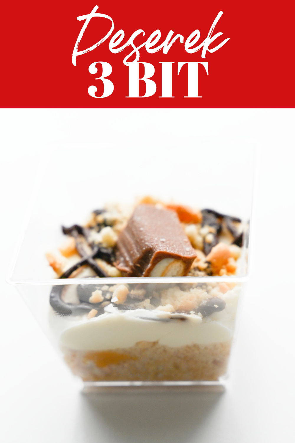 Kolaż Pinterest z napisem „Deserek 3 BIT” na czerwonym tle. Poniżej znajduje się przezroczysty kubeczek z warstwowym deserem. Widać jasny krem, pokruszone herbatniki, czekoladową polewę i mały kawałek batonika na wierzchu.