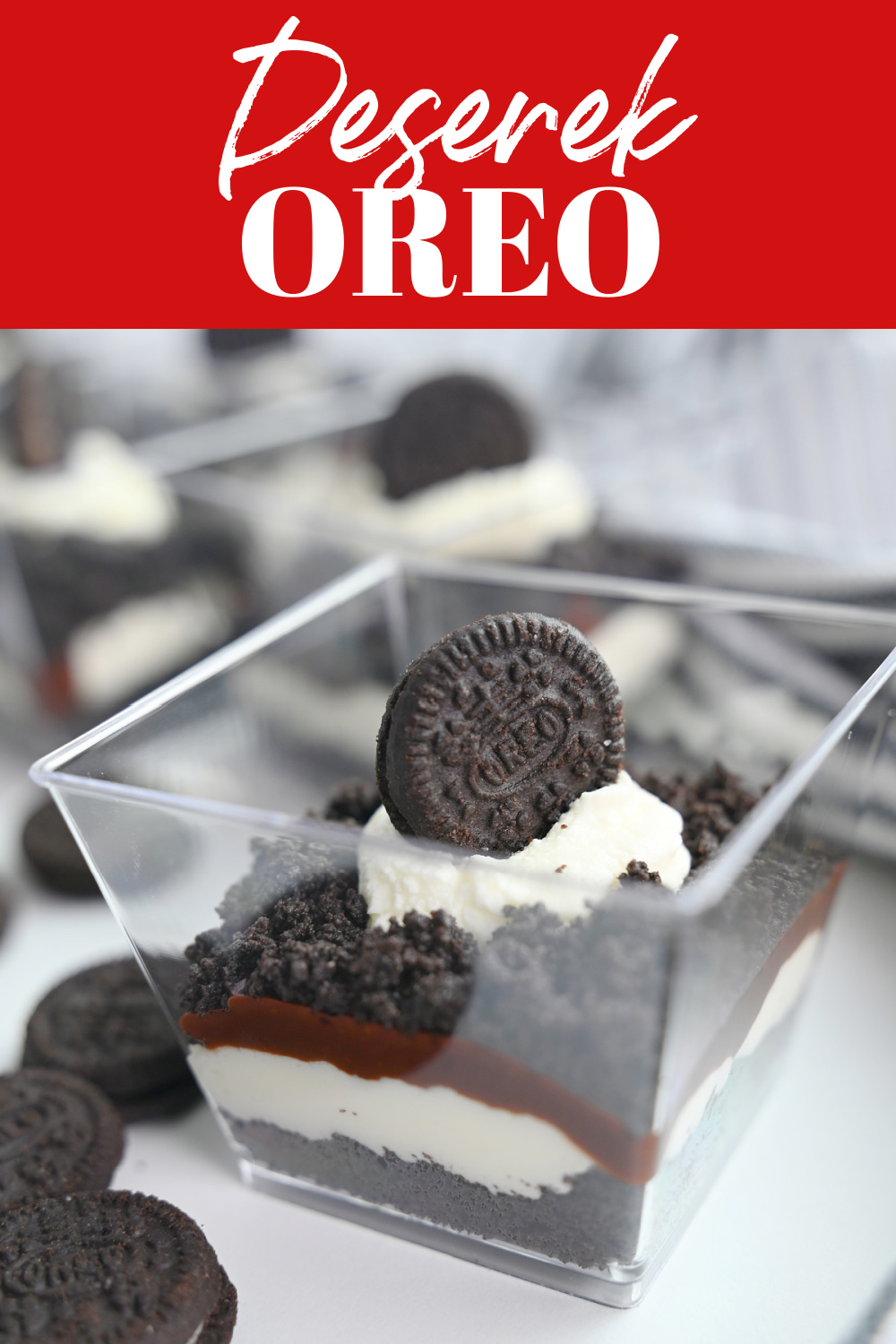 Grafika na Pinterest z czerwonym nagłówkiem "Deserek OREO" i zdjęciem szklanki z gotowym deserem w otoczeniu ciasteczek.