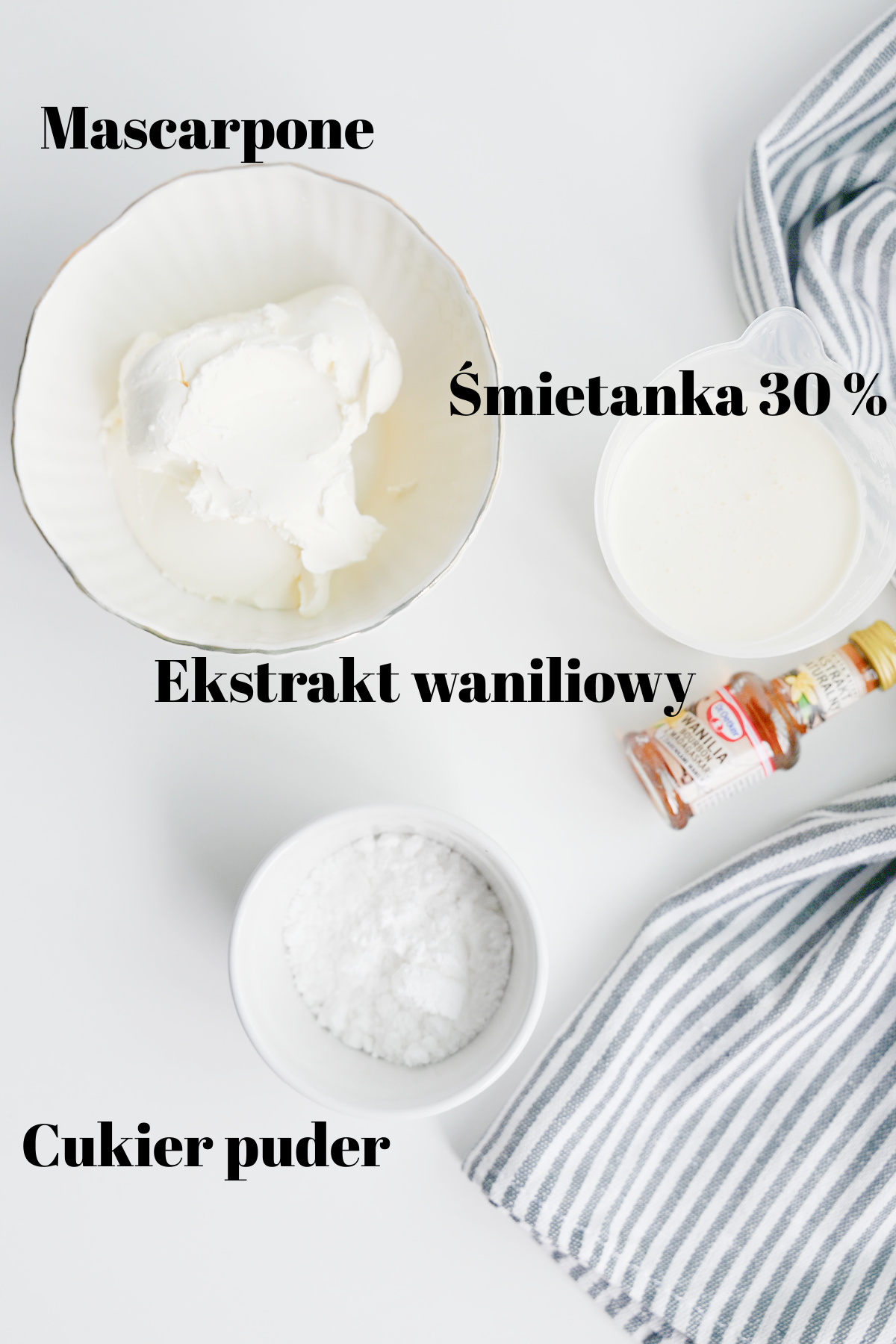 Składniki na masę: serek mascarpone, śmietanka 30 procent, cukier puder i ekstrakt waniliowy w miseczkach z podpisami.