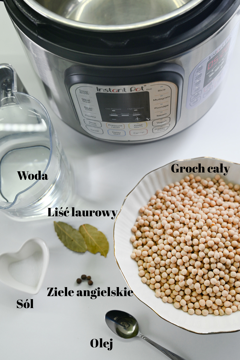 Składniki na groch rozłożone na białym blacie obok Instant Pot: suchy groch, woda, liście laurowe, ziele angielskie, sól i olej, każdy z czarnym podpisem.