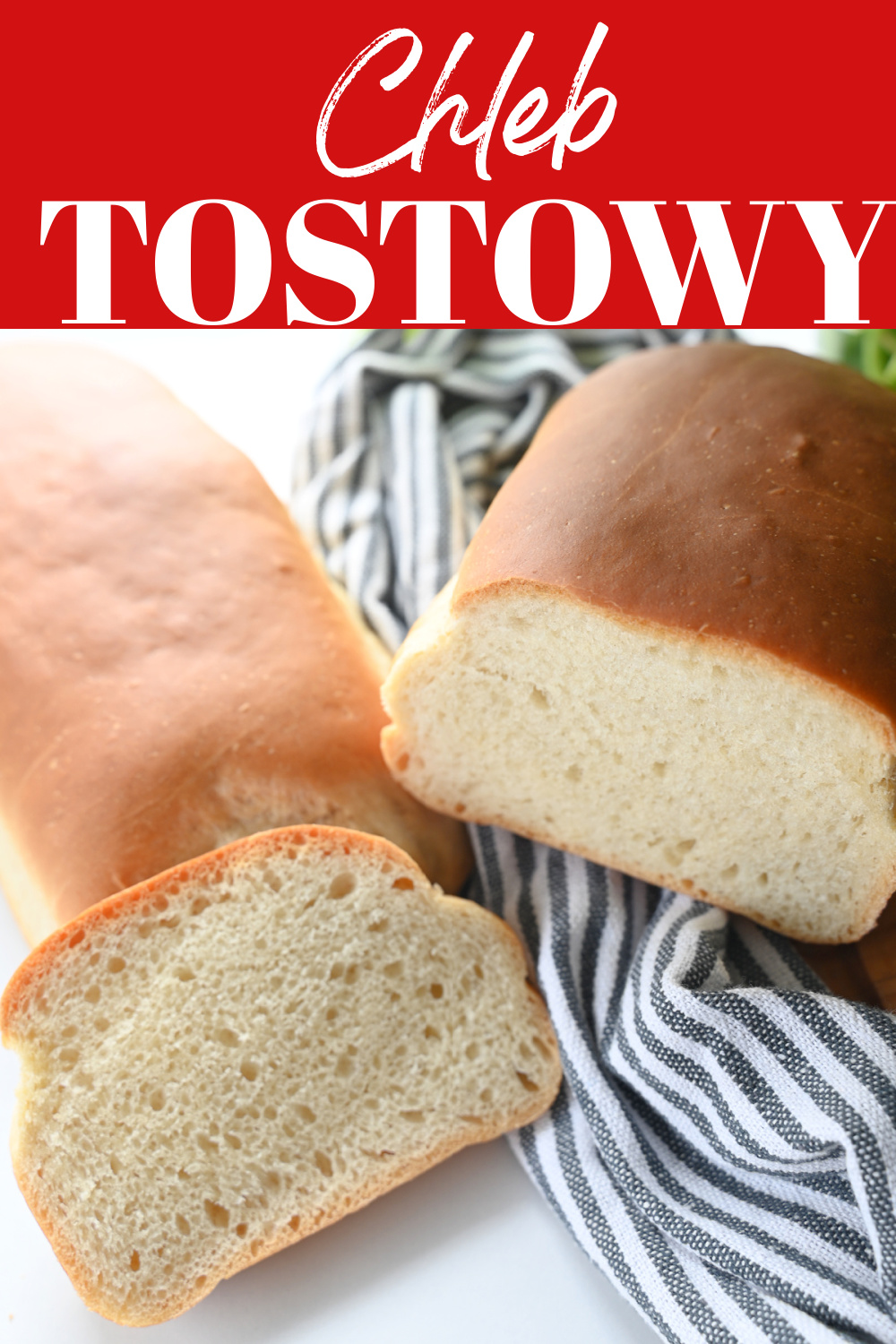 Grafika na bloga z czerwonym nagłówkiem Chleb Tostowy i zdjęciem bochenka chleba.