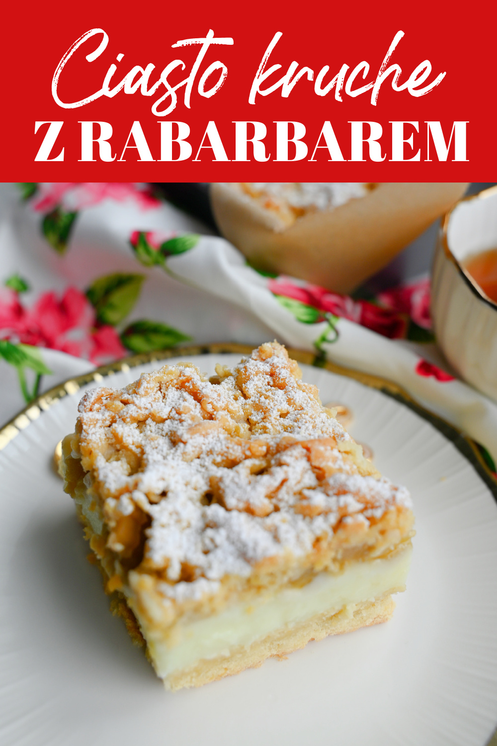 Grafika na Pinterest przedstawiająca kawałek ciasta z rabarbarem oraz duży biały napis na czerwonym tle.