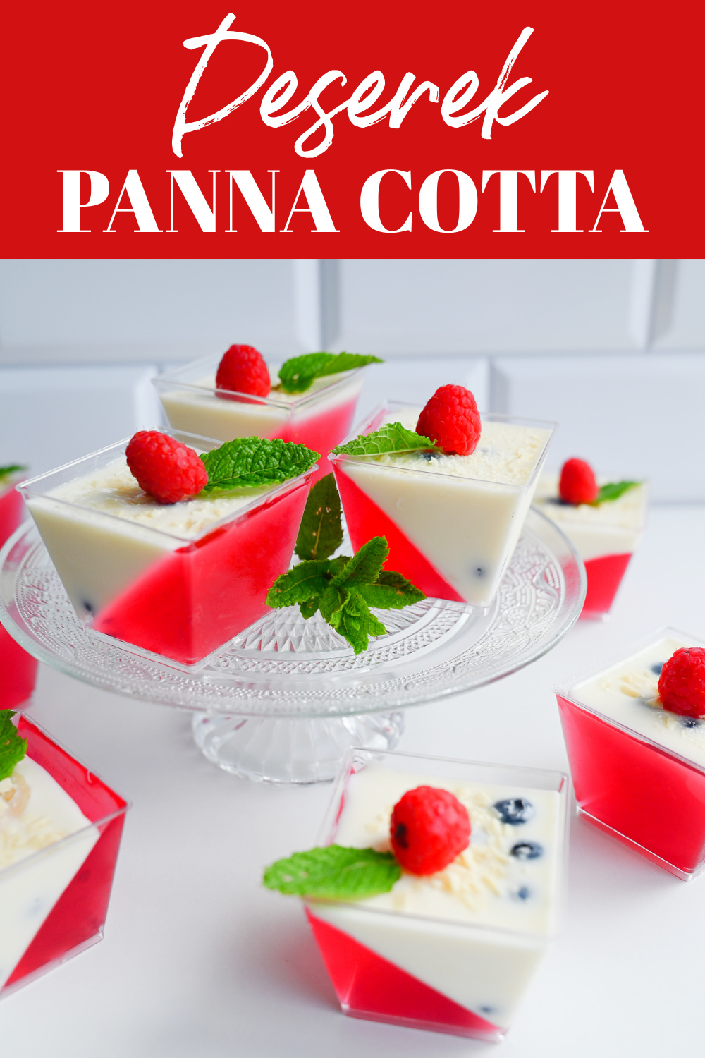 Pionowy kolaż kulinarny na Pinterest z napisem Deserek Panna Cotta i zdjęciem deserów w słoiczkach z czerwoną galaretką pod skosem.