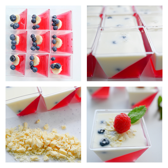 Czteroczęściowy kolaż pokazujący dodawanie borówek, bananów i białej czekolady do deseru panna cotta.