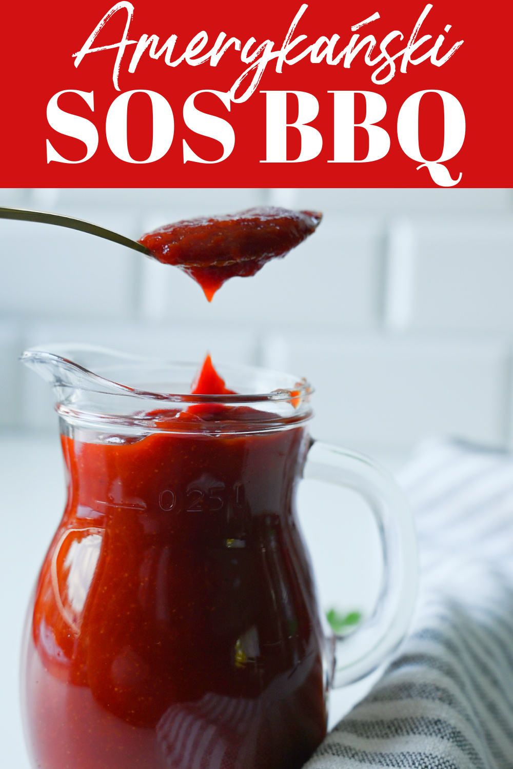 Amerykański sos BBQ w szklanym dzbanku, pionowa grafika na bloga z czerwonym napisem.