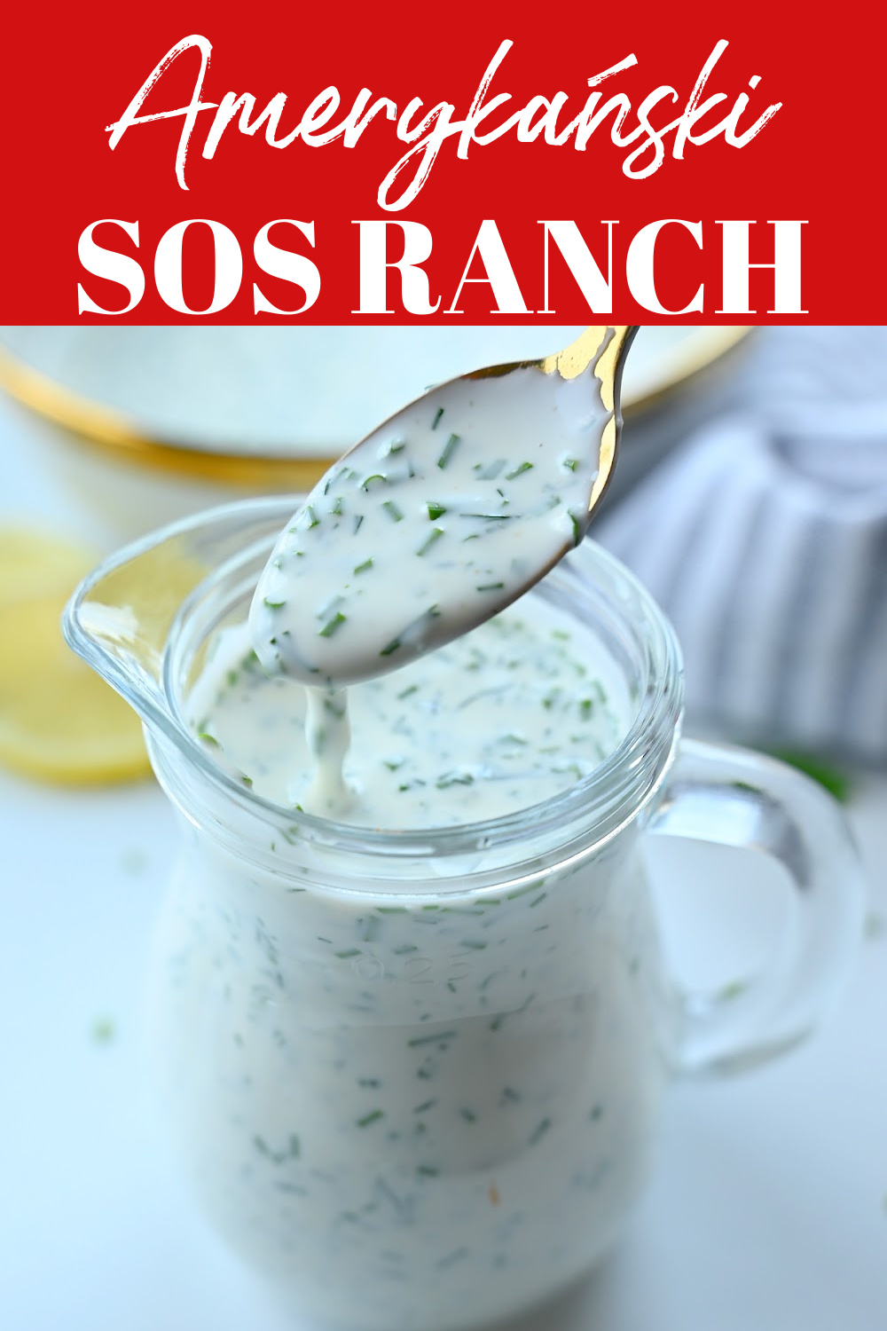 Grafika na Pinterest z napisem Amerykański Sos Ranch na czerwonym tle i zdjęciem sosu na łyżce.