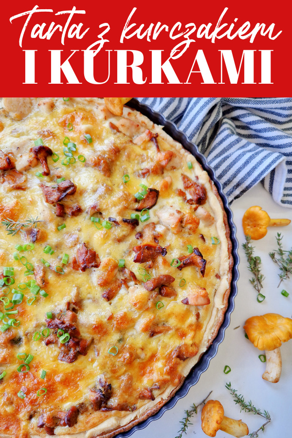 Baner z czerwonym napisem Tarta z kurczakiem i kurkami na tle upieczonej tarty.