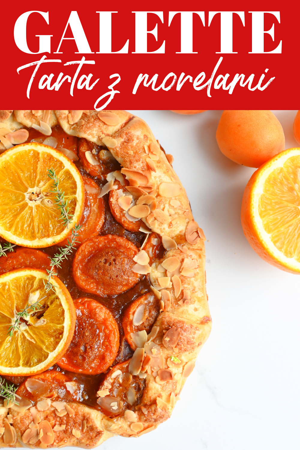 Pionowa grafika na Pinterest z napisem GALETTE Tarta z morelami i zdjęciem pieczonego ciasta.