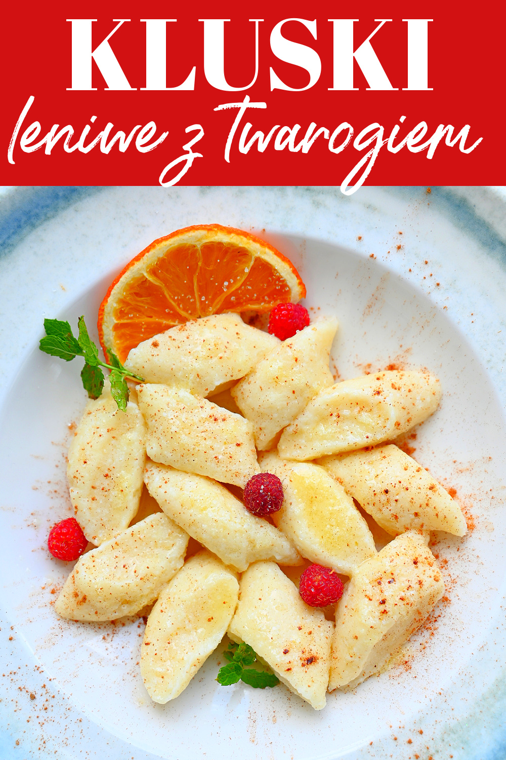 Grafika na Pinterest z czerwonym nagłówkiem "KLUSKI leniwe z Twarogiem" i miską klusek posypanych cynamonem i owocami.