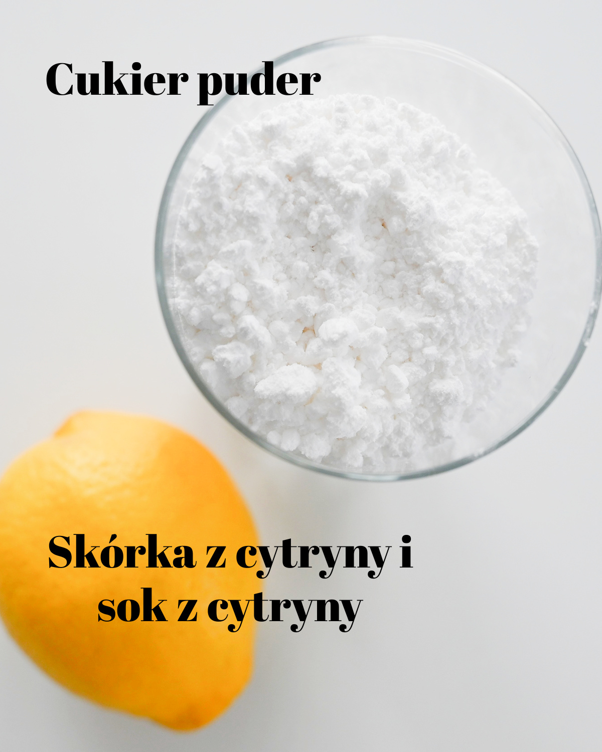 Szklanka pełna cukru pudru i cała żółta cytryna na białym tle.