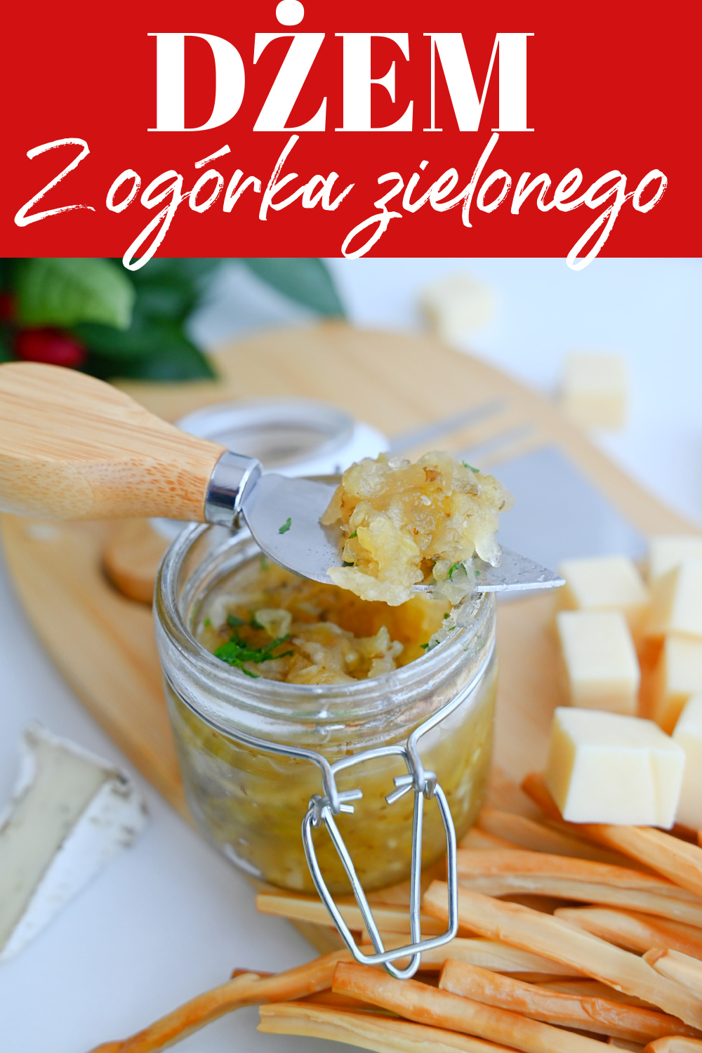 Grafika z czerwonym nagłówkiem Dżem z ogórka zielonego i zdjęciem słoika na desce serów.
