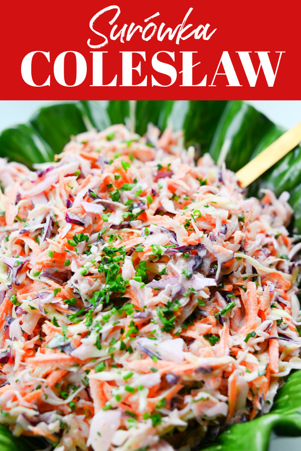 Grafika na Pinterest z napisem Surówka COLESŁAW i zdjęciem miski z surówką.