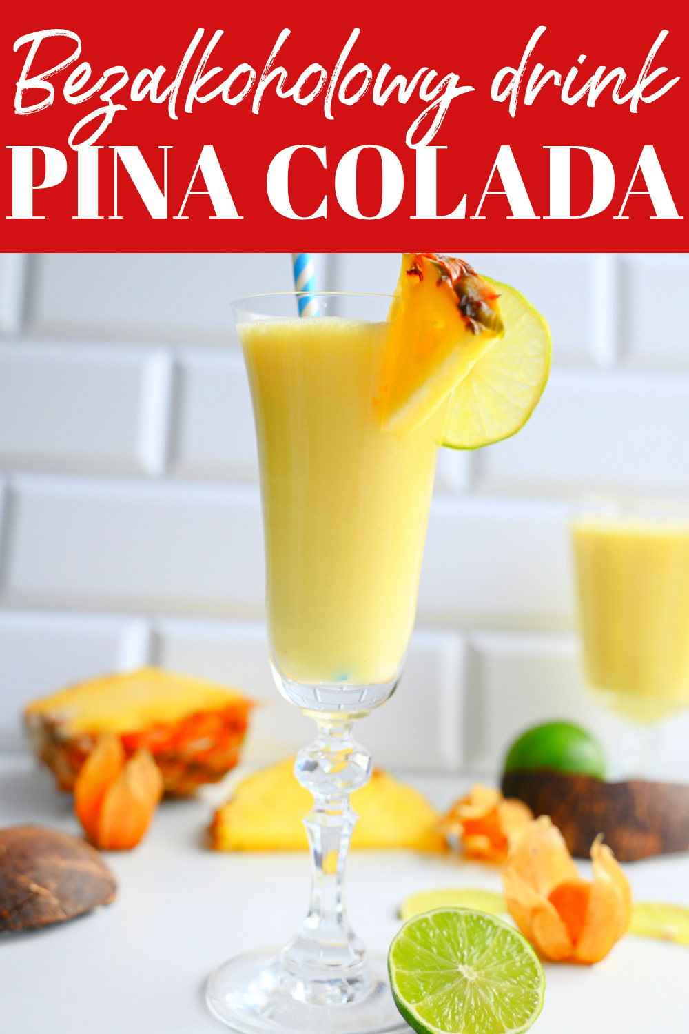 Grafik na Pinterest z czerwonym nagłówkiem i zdjęciem bezalkoholowej Pina Colady w kieliszku.
